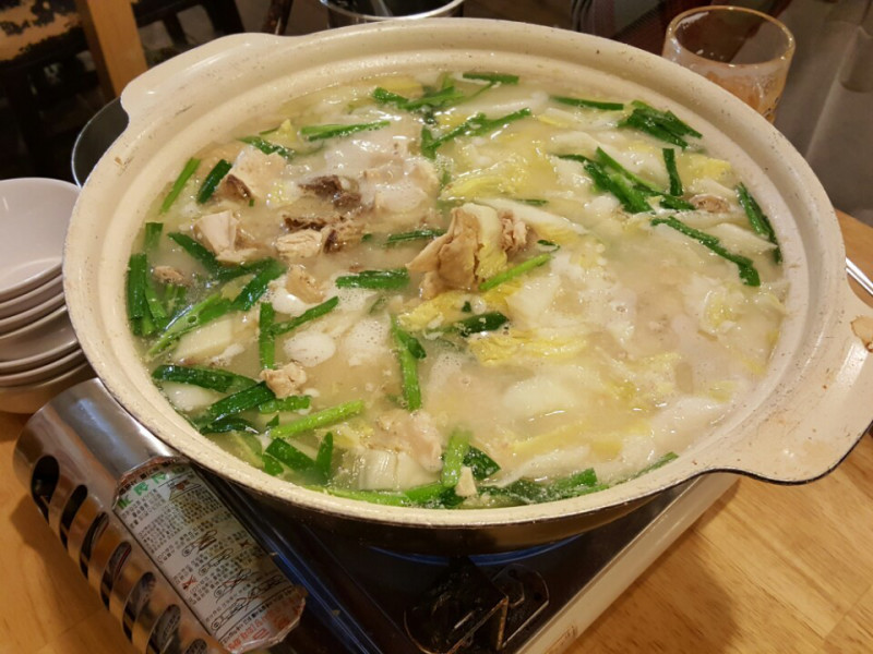 新大久保 タッカンマリ 白いスープの中に鶏肉と野菜がたっぷり！