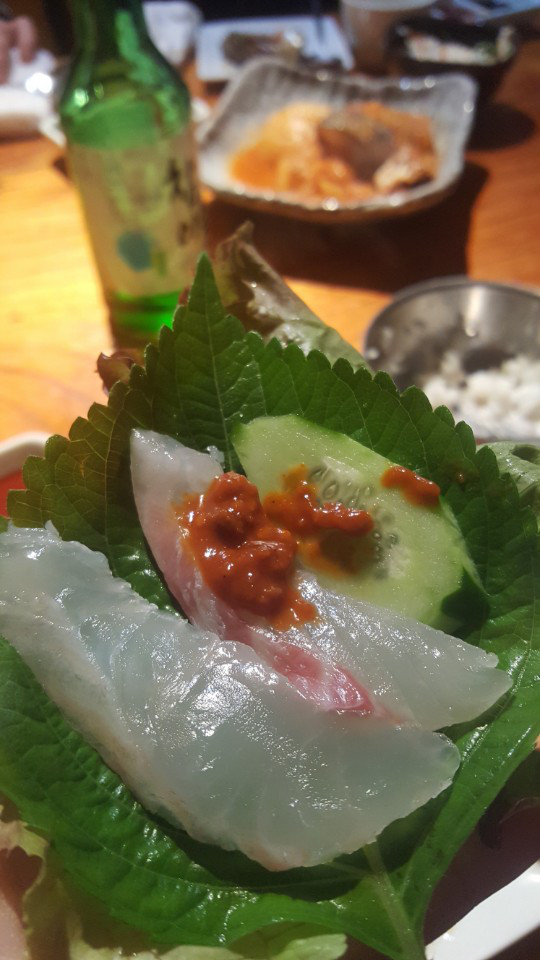 タイ刺身ときゅうりを胡麻の葉に包んで食べてみましょう~