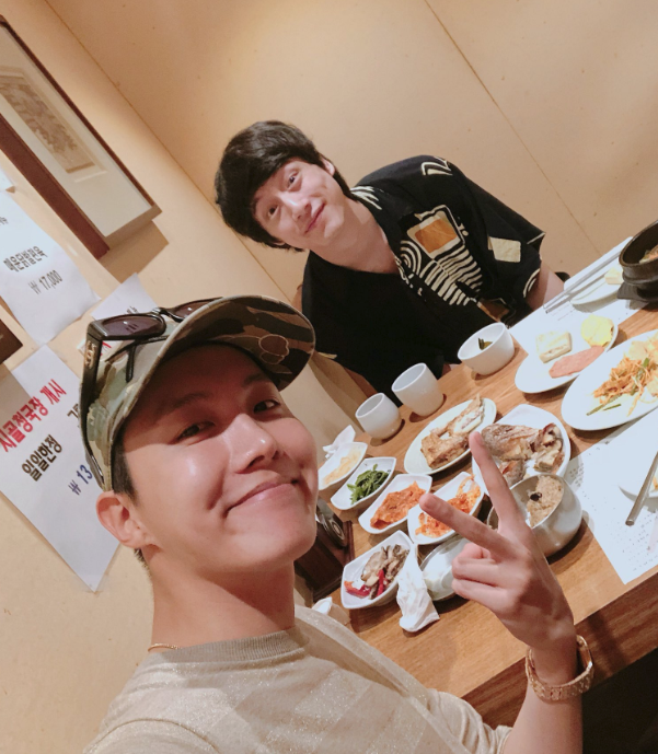 BTSのJ-HOPEと食事をする坂口健太郎