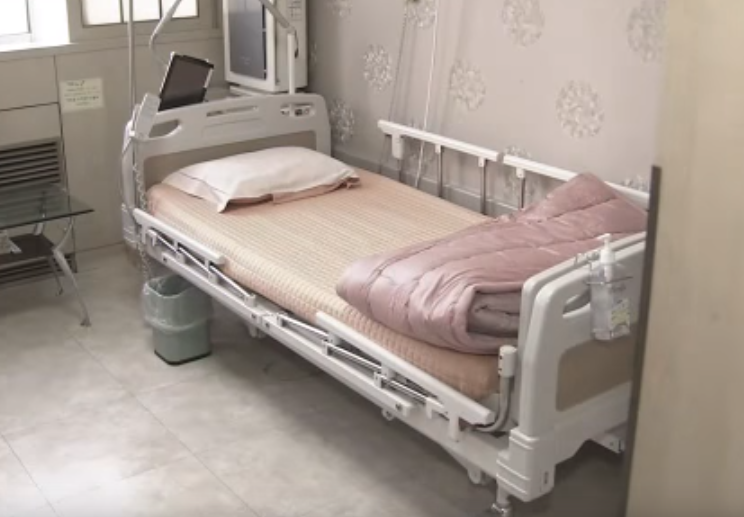 G-DRAGONが入院したとされる病院内の個室。一般兵士に提供されるとは考えすら及ばない設備を備えている。