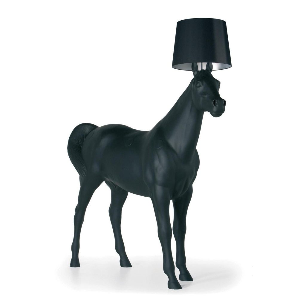 moooiの照明付きの黒い馬の値段は80万円