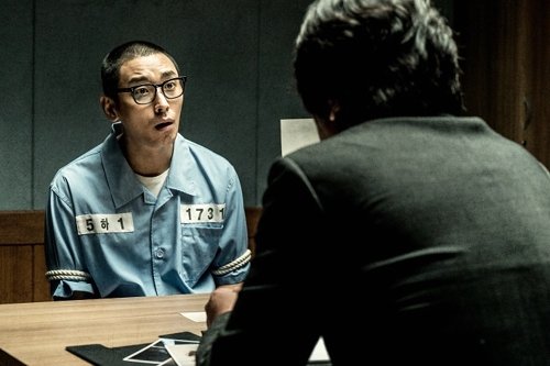殺人犯役のチュ・ジフン(左)と刑事役のキム・ユンソク(右)