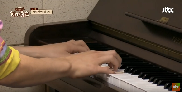 ピアノを弾く美しい手...まさか「手の天才」??