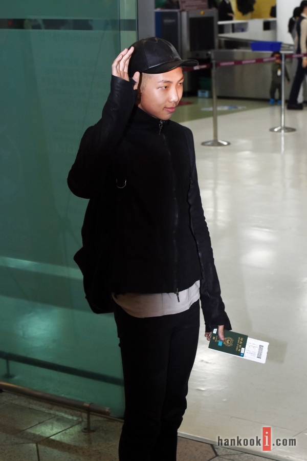 BTS 空港 ファッション RM