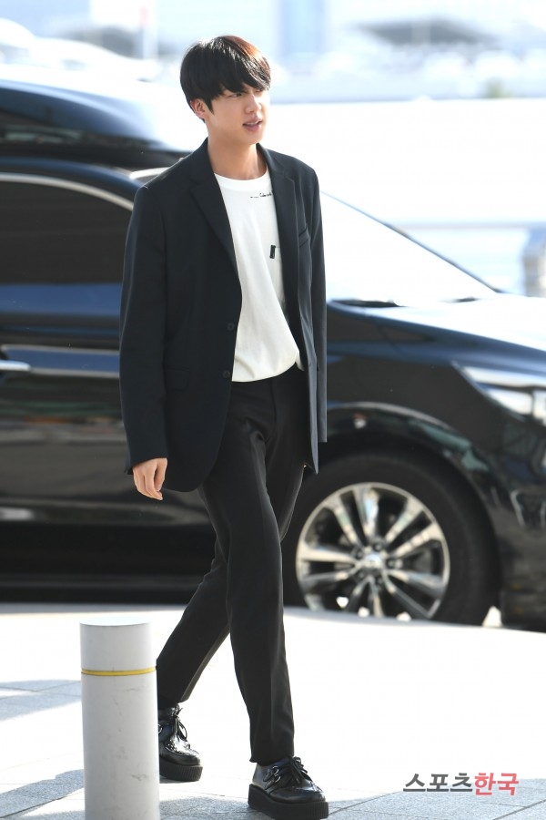 BTS 空港 ファッション JIN