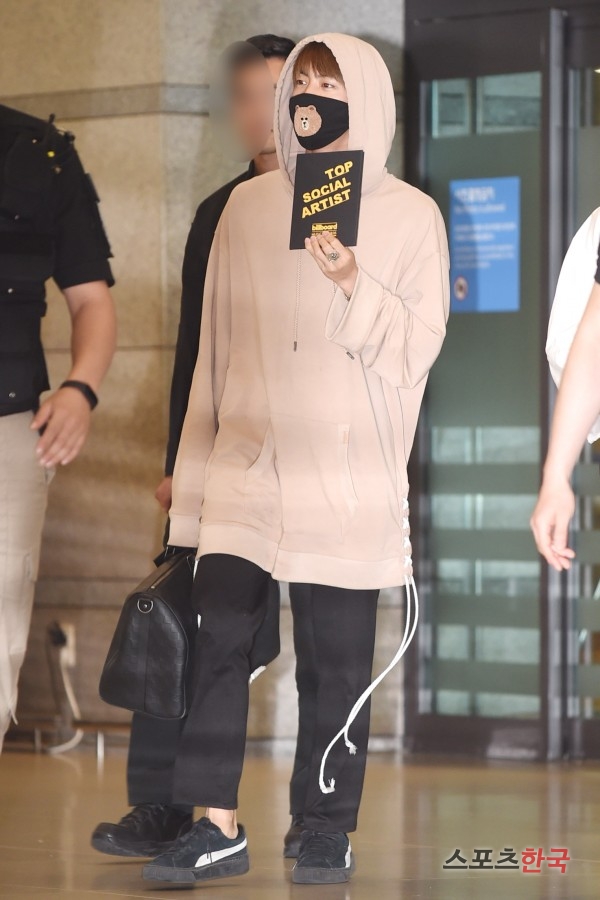 BTS 空港 ファッション jin