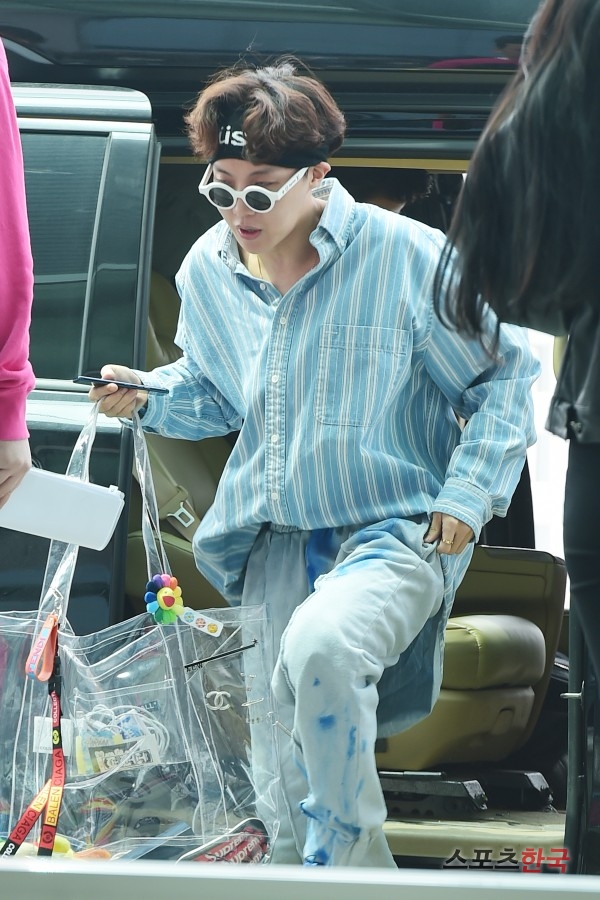 BTS 空港 ファッション J-HOPE