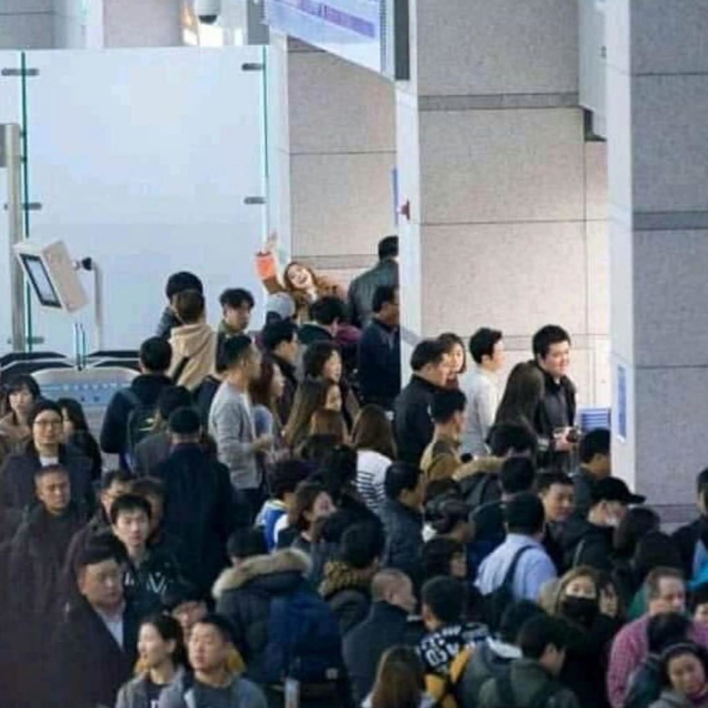 混雑した空港で遠くにいる自分たちのファンを見つけるダヒョン!