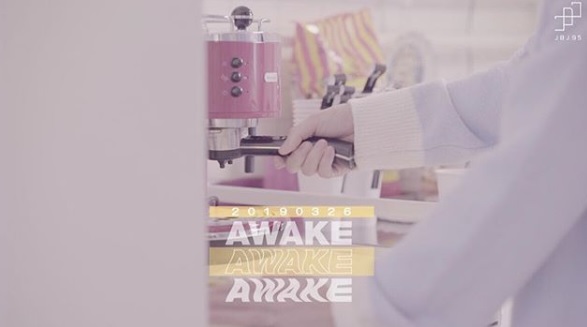 2ndミニアルバム「AWAKE」のタイトルと発売日が書かれた暖かいイメージの写真
