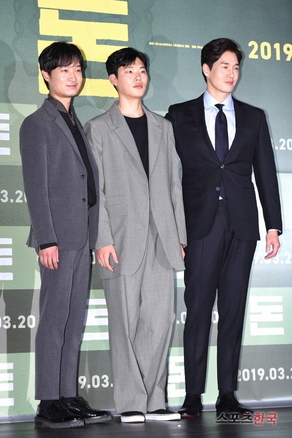 映画「金」出演、チョ・ウジン(左)、リュ・ジュンヨル(中央)、ユ・ジテ(右)