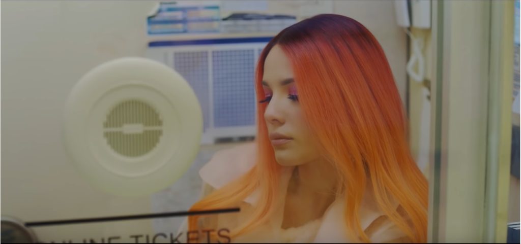 BTSのティーザー内に登場した鮮やかなオレンジのグラデーションの髪色が目を引くHalsey