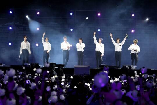 BTS 釜山 ファンミ 成功裏に終了.. DJになりハガキを読み上げる