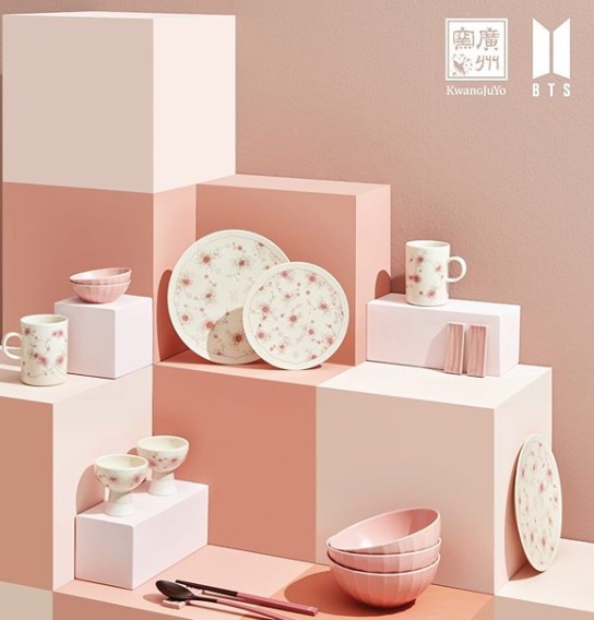 BTS 紅梅シリーズ 平皿22cm コラボ商品 - K-POP/アジア