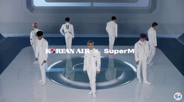 SuperM、白いユニフォームがまるでパイロット! 大韓航空とコラボ