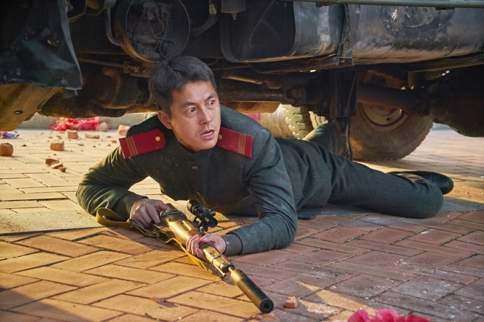 チョン・ウソンは映画『鋼鉄の雨』で北朝鮮の最精鋭要員を演じた。