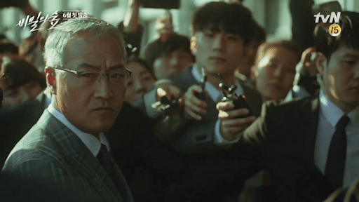 韓国ドラマで 検察出頭する財閥企業の会長