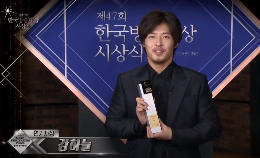 『第47回韓国放送大賞』で演技賞を受賞したカン・ハヌル