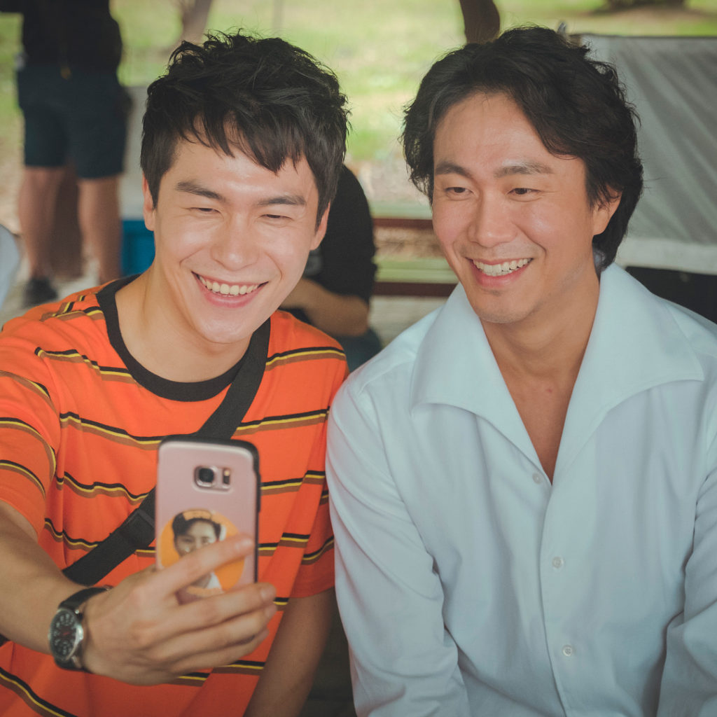 笑顔で記念ショットを撮る2人。
