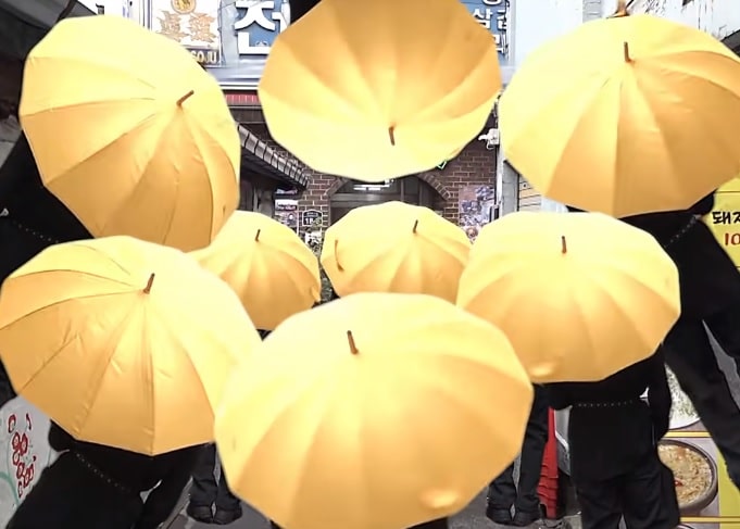 香港支持のメッセージ"だと捉えられているジョングクの黄色い傘
