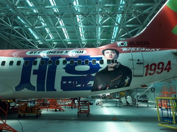 中国のファンがセフンの誕生日を記念して飛行機のラッピング広告を準備
