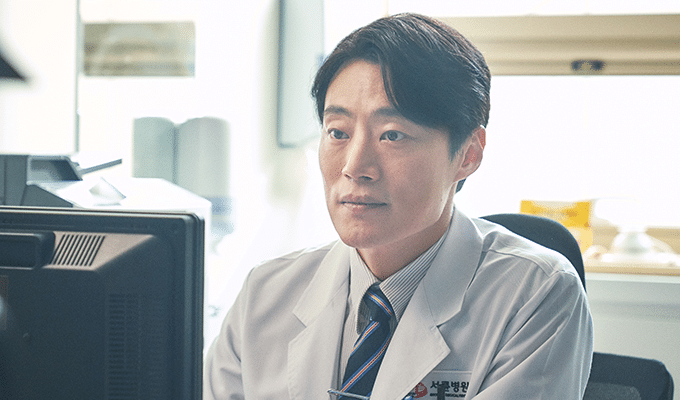 俳優のイ・ヒジュンは外科医ジュンヨプを演じる