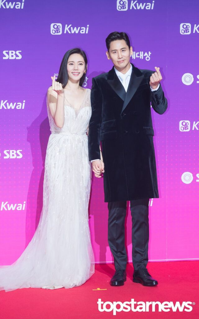 女優のチュ・ジャヒョン(左)と夫のユー・シャオグァン