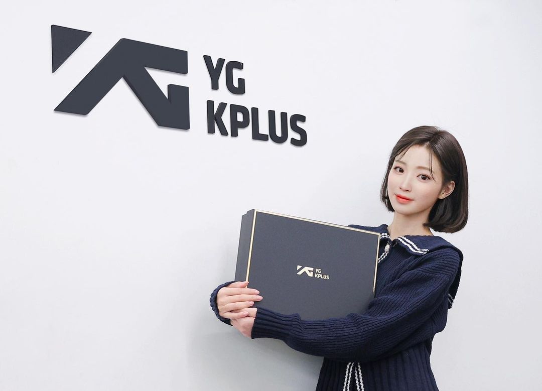 YG PLUSでの記念ショットを投稿したハン・ユア