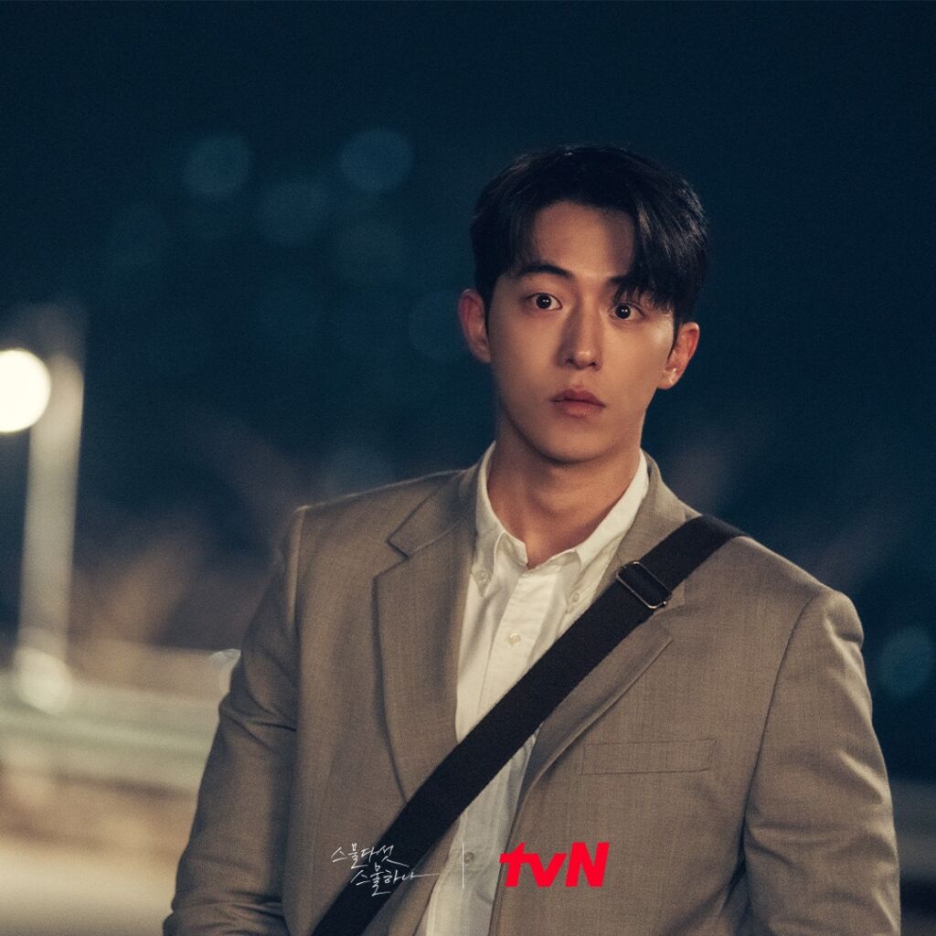 泣いているヒドを見つけ駆け付けたイジン