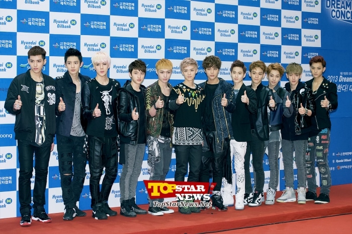 EXOは、韓国人8人、中国人が4人の計12人でデビューした