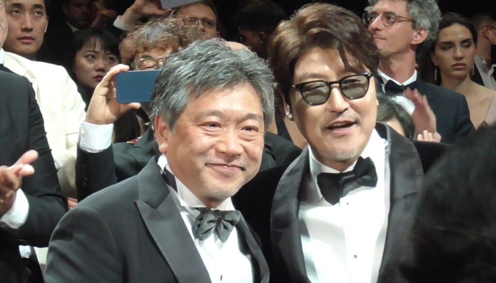 ソン・ガンホ(右)が最優秀男優賞、是枝監督はエキュメニカル審査員賞を受賞