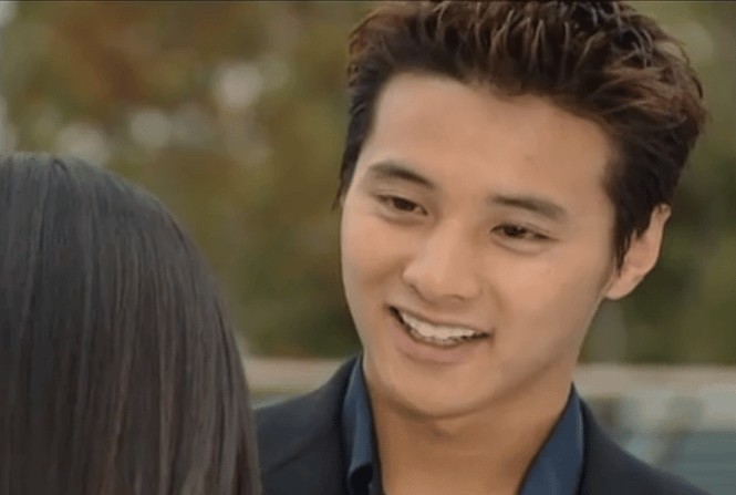 ウォンビンは、KBS2ドラマ『秋の童話(2000)』でホテルの御曹司役 ハン・テソクを演じた