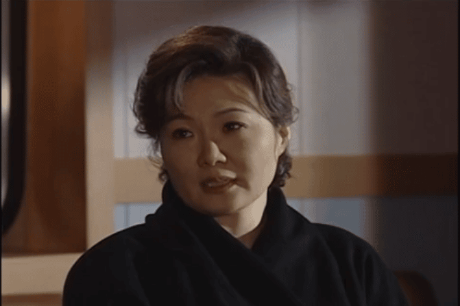 キム・ヘスクは、KBS2ドラマ『冬のソナタ(2002)』でチェ・ジウ演じるユジンの母親役を務めた