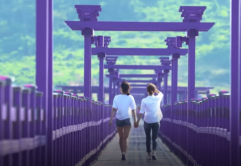"紫色"の橋や造形物･･多くの観光客が訪れるパープル島