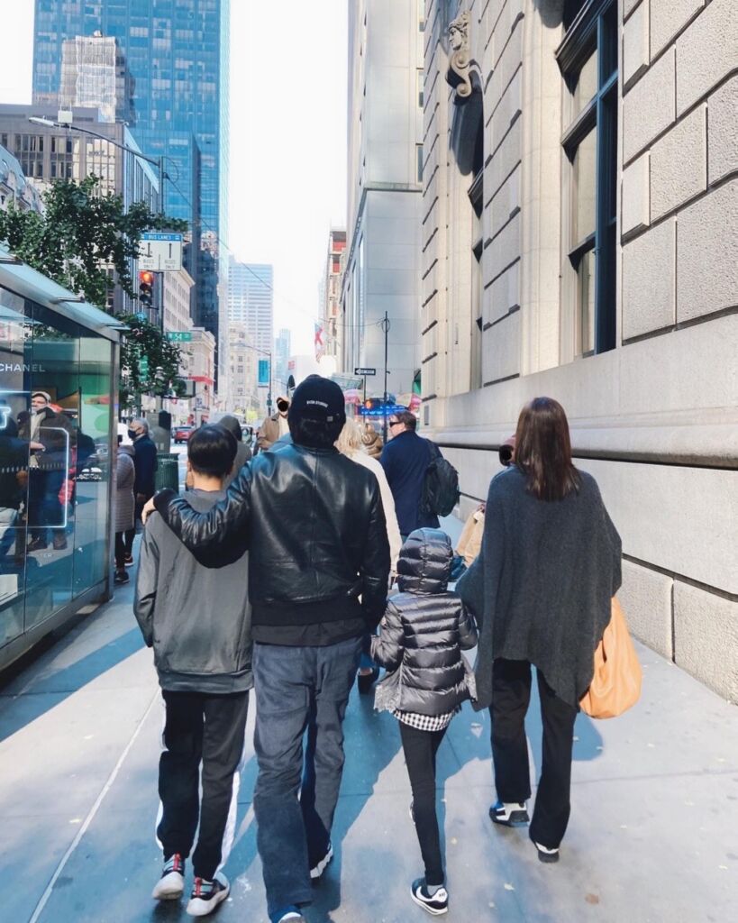 家族でアメリカの町を歩く写真を、インスタグラムに公開したソン・テヨン。