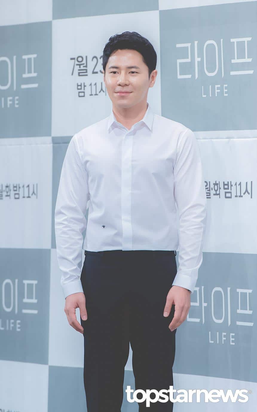 俳優のイ・キュヒョンは、ミュージカル『愛の不時着』で、リ・ジョンヒョク役に抜擢された