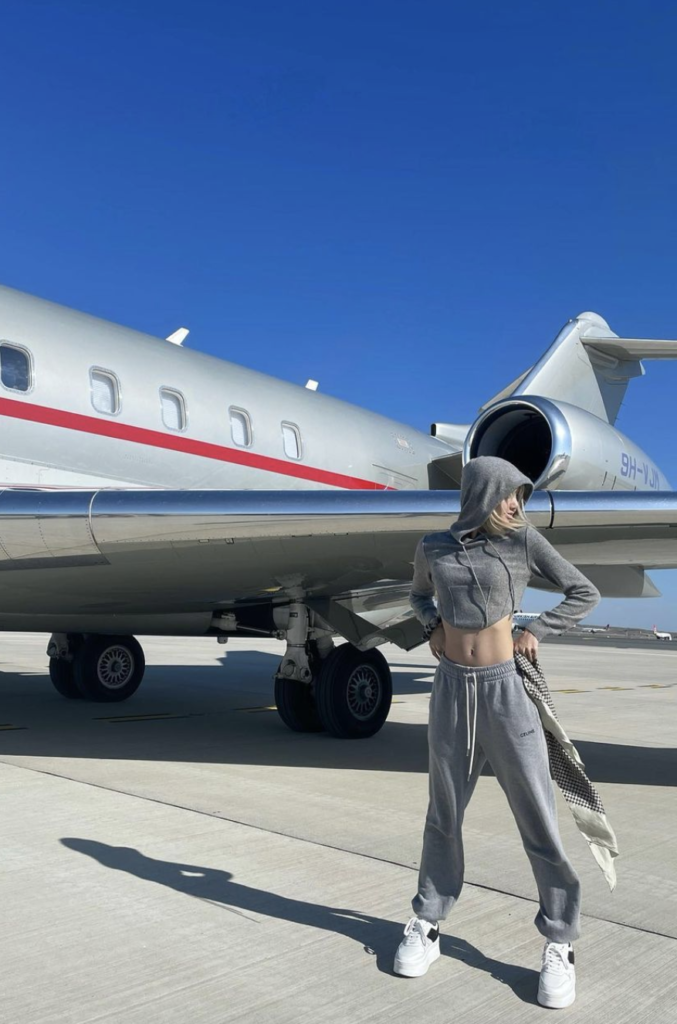 BLACKPINKのリサは飛行機と共に自身のしなやかで美しい腹筋を披露