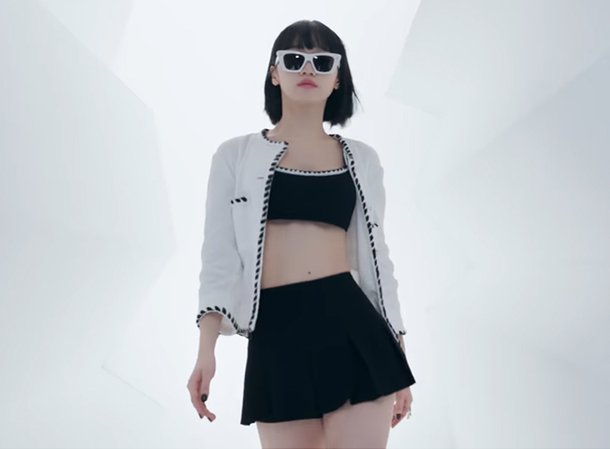LE SSERAFIMのキム・チェウォンが大胆なアンダー・ブーブファッションを披露