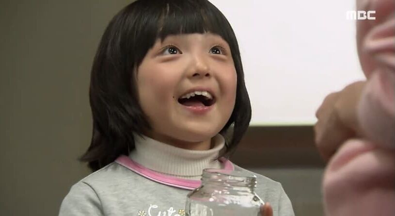 主演コン・ヒョジンの娘役として注目を集めた子役のソ・シネ