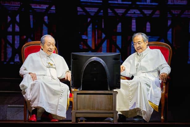 シン・グは、演劇『2人の教皇』で主役のベネディクト16世役に扮している。