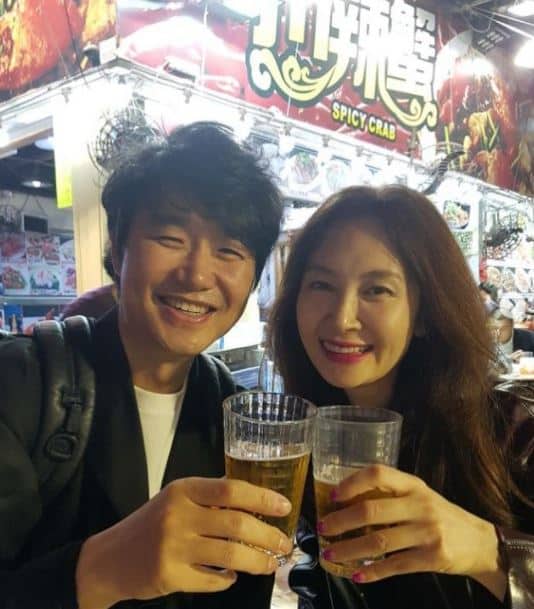 現在、韓国では"チェ・シラの夫"の事業が注目を浴びている。チェ・シラ、キム・テウク夫妻。