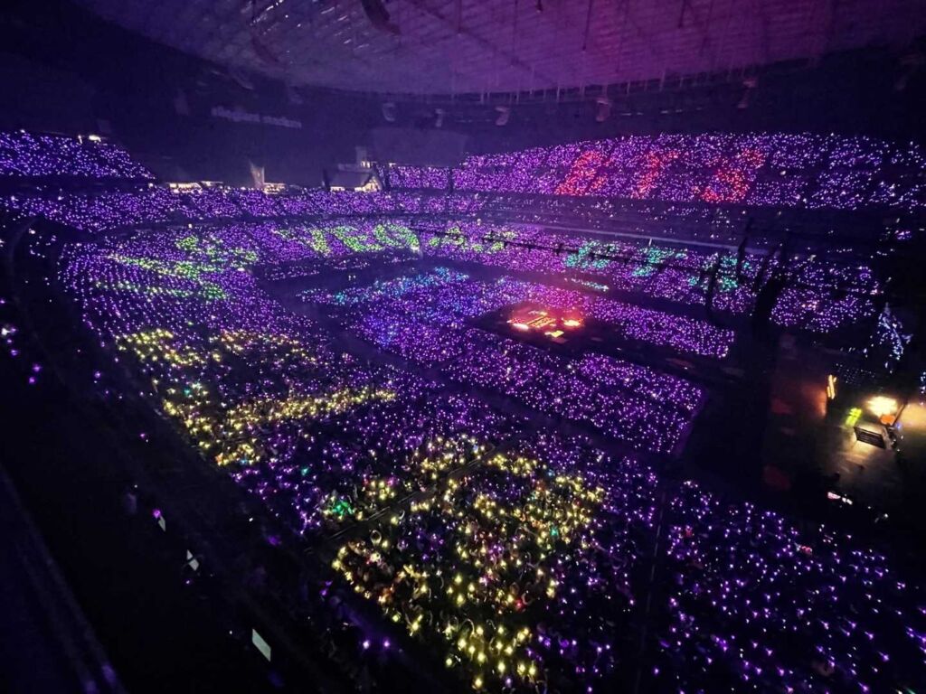 紫色のライトが輝く、BTSのラスベガス公演