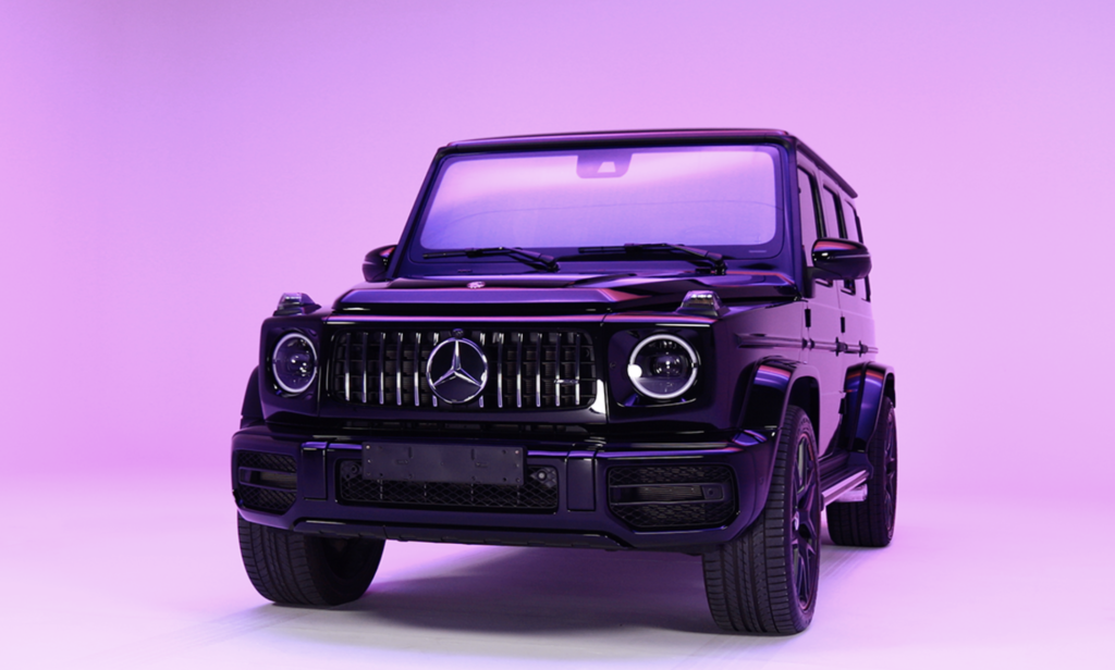 BTSを象徴する紫カラーになっている車の背景