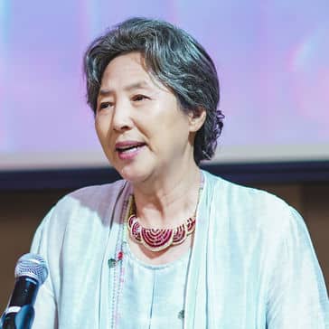 女優のコ・ドゥシムは劇中、"ホテル楽園"の設立者であるジャ・クムスン役を演じた