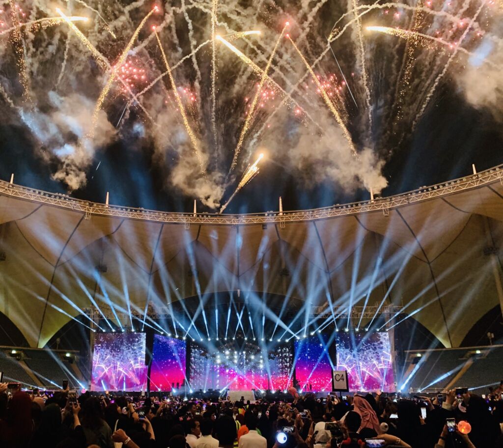2019年、BTSはサウジアラビアでスタジアム公演を行った