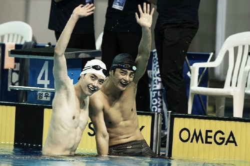 イ・ジョンソクとソ・イングクは、『君に泳げ！』で水着姿を披露した