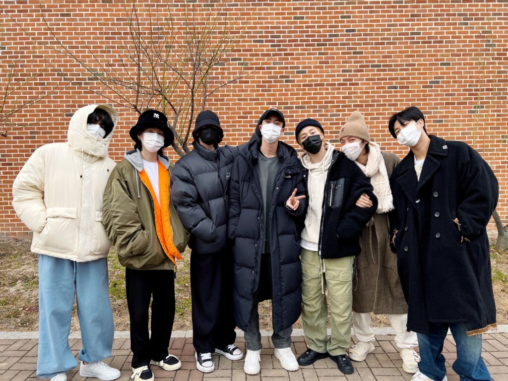 BTSジン(中央)の入隊を見送りに来たメンバー