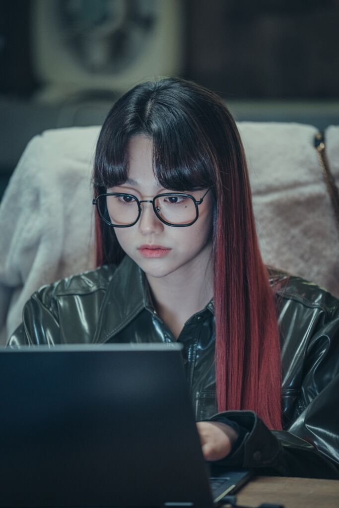 カン・ミナは、『美男堂の事件手帳(KBS2/Netflix)』で、ソ・イングク妹ナム・へジュンを担当した