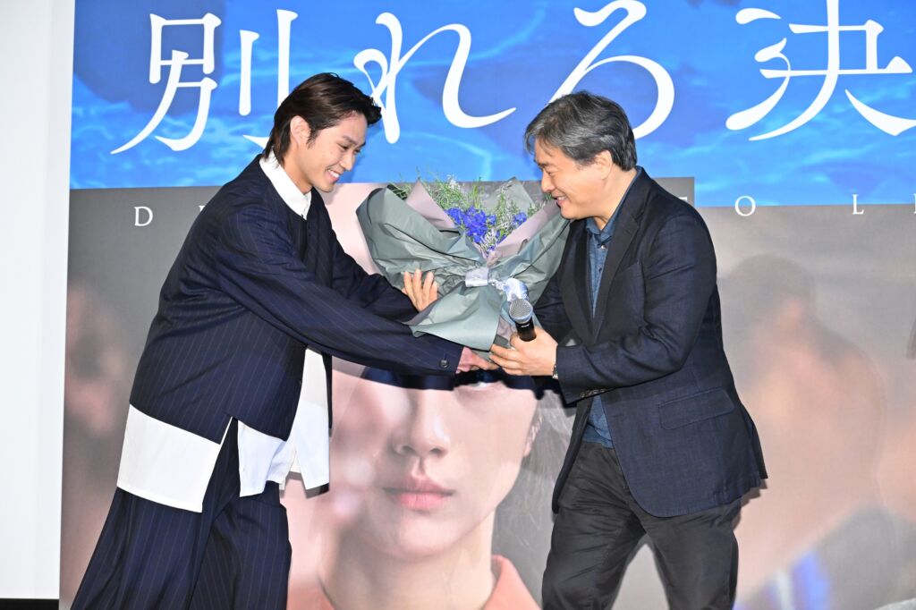花束を贈呈する俳優の磯村勇斗