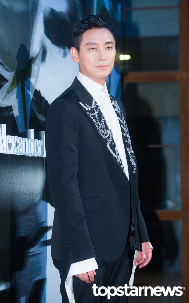 俳優のチュ・ジフンは、12月28日公開の映画『ジェントルマン』で主演を務めた
