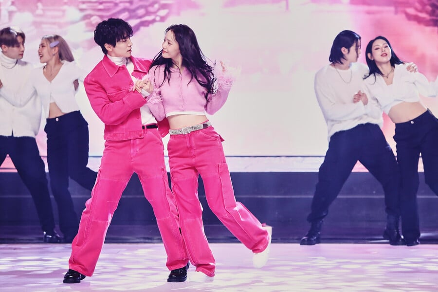 イ・ジュノは、『2022 MBC歌謡大祭典』で少女時代のユナと息の合ったダンスを披露した